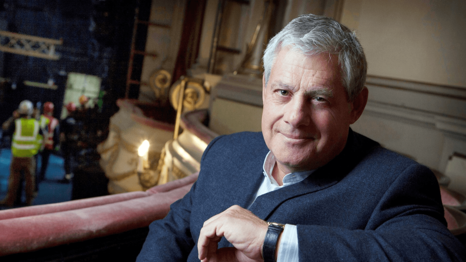 Cameron Mackintosh varuje před krizí nákladů na Broadwayi a zároveň oslavuje úspěch West Endu