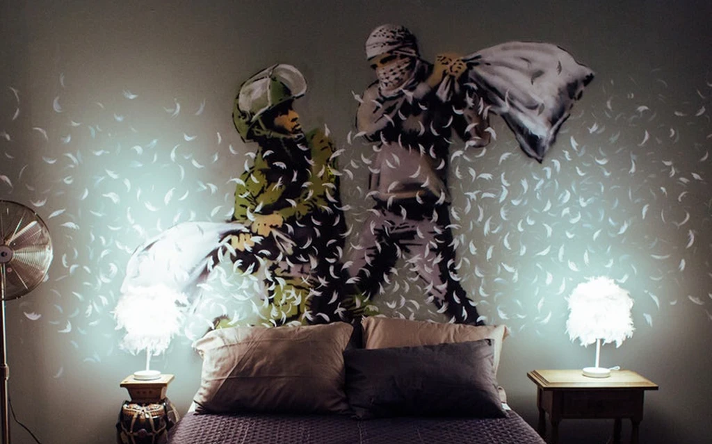 Cum să descoperi cele mai bune opere de artă modernă din Barcelona: Un ghid pentru MACBA, Muzeul Moco și experiențele de la Muzeul Banksy