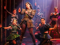 Seis en Vaudeville Theatre London, Londres — foto de producción 3