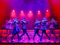 Seis en Vaudeville Theatre London, Londres — foto de producción 1