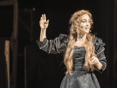 חסד מרחף ב־Theatre Royal Haymarket, לונדון — תמונת הפקה 4