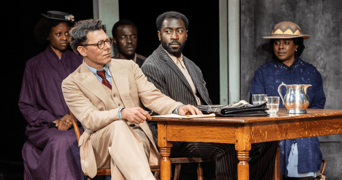 Atticus Finch و Tom Robinson پشت میز دفاع در To Kill a Mockingbird