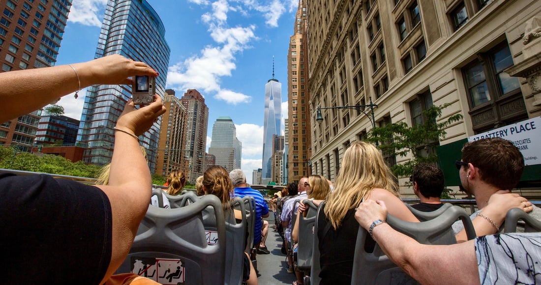 Manhattanを走る赤いオープントップの観光バス