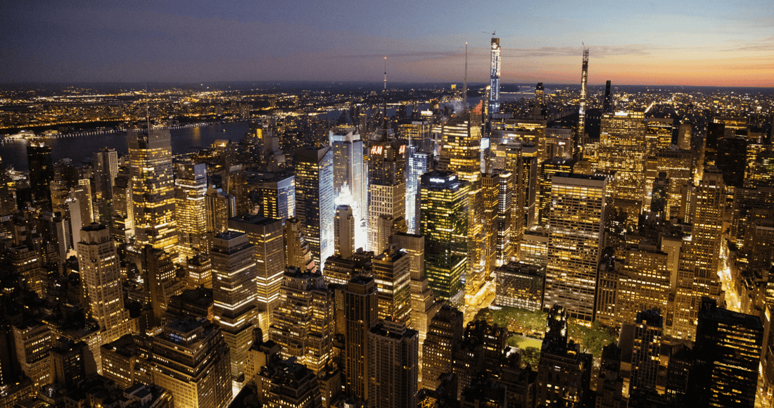 夕暮れ時のマンハッタンのスカイラインにそびえるEmpire State Building
