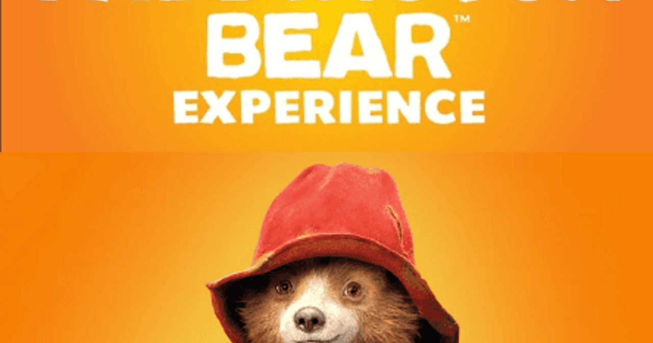 Paddington Bear Experience海報,Paddington戴著紅帽子,穿著藍外套,手持果醬三明治