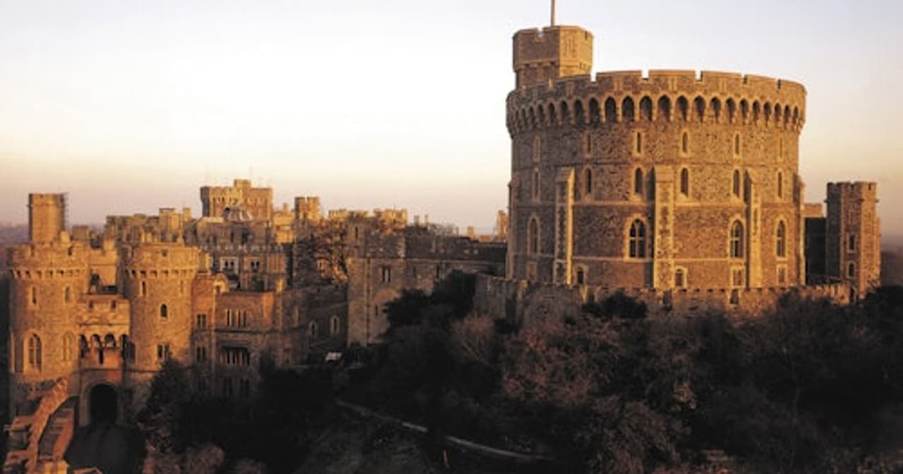 Windsor Castle ja sen Pyöreä Torni loistavat kultaisena tunnina kaupungin yllä