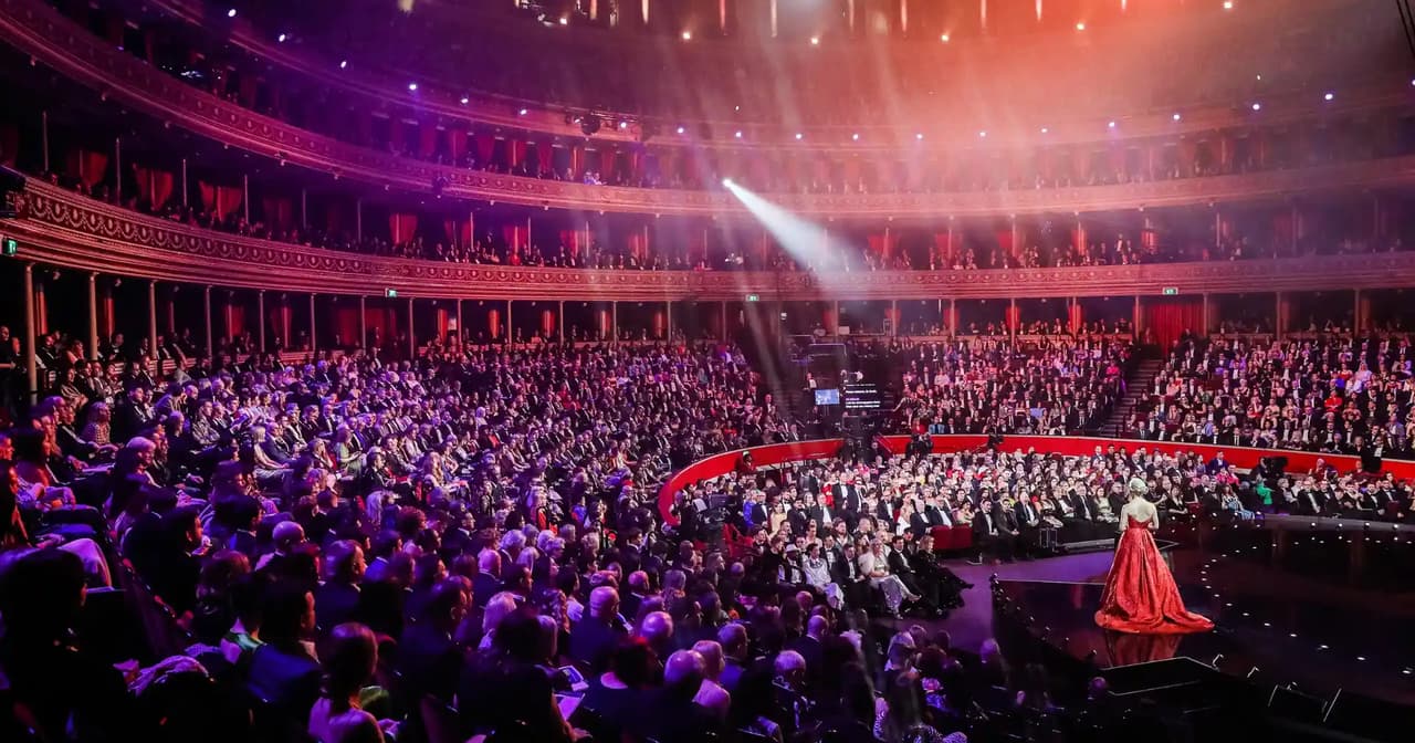 Ceremonia de los Premios Olivier en el Royal Albert Hall de Londres con un artista en el escenario y un público lleno