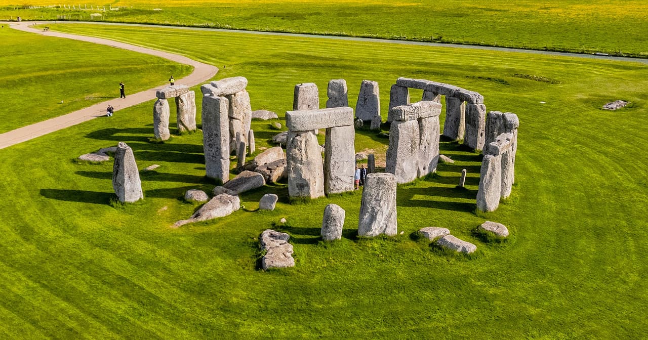 Kävijöitä kiertämässä Stonehengea päiväretkellä Lontoosta.
