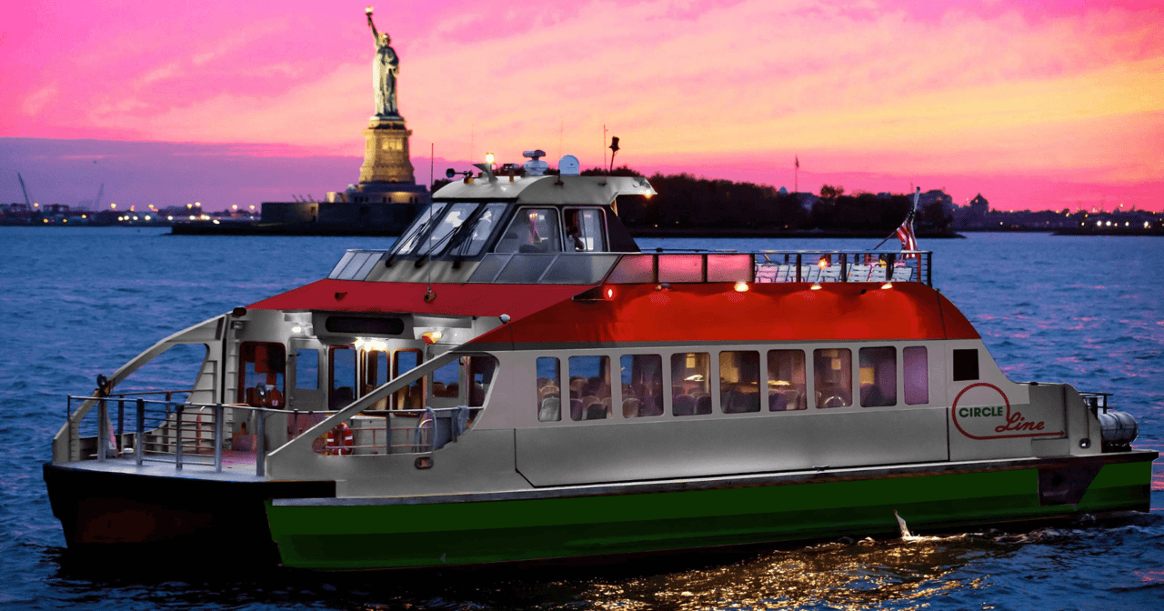 Tháp Tự Do và Cảng New York vào lúc hoàng hôn