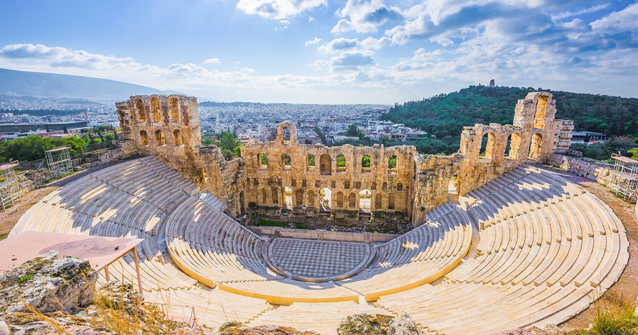 Parthenon di atas Acropolis Athens menentang langit biru yang cerah