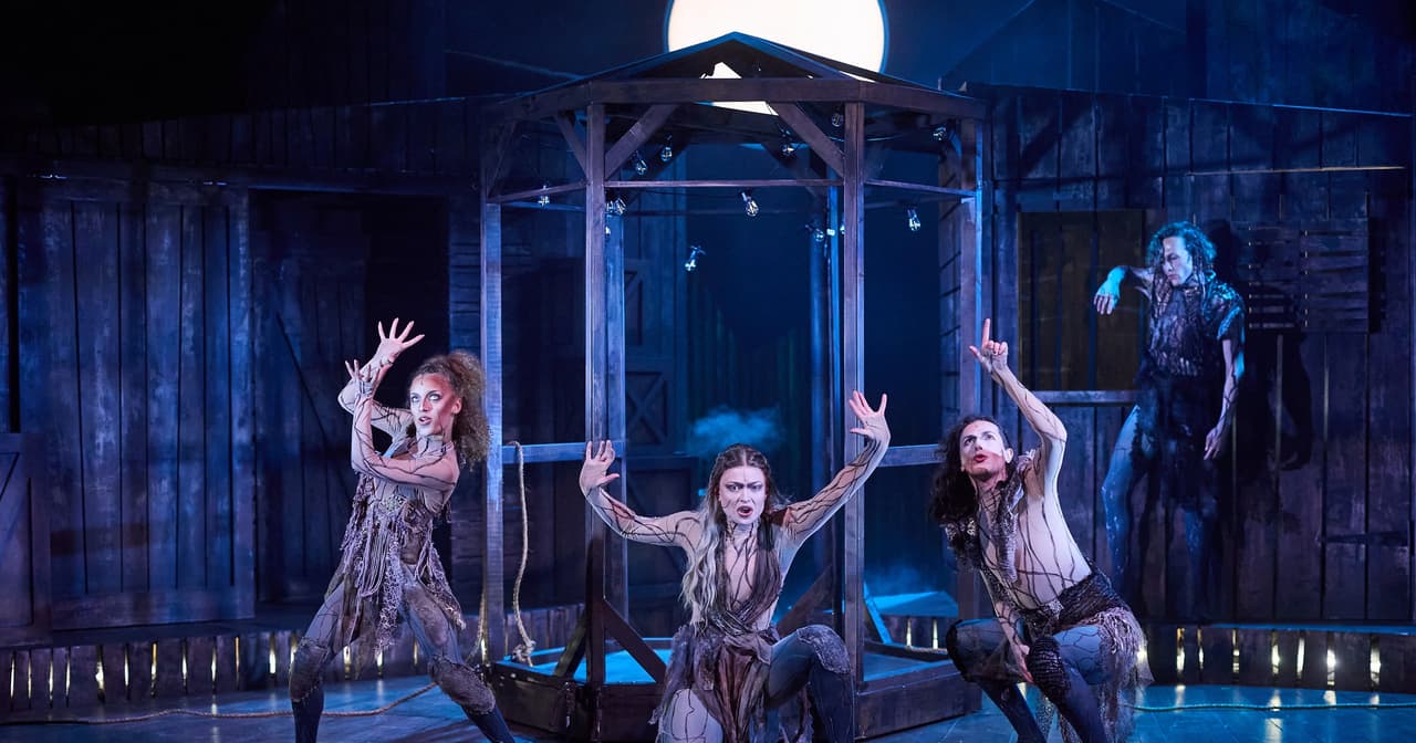 El escenario iluminado por la luna del estreno mundial del musical Dark of the Moon en el Charing Cross Theatre