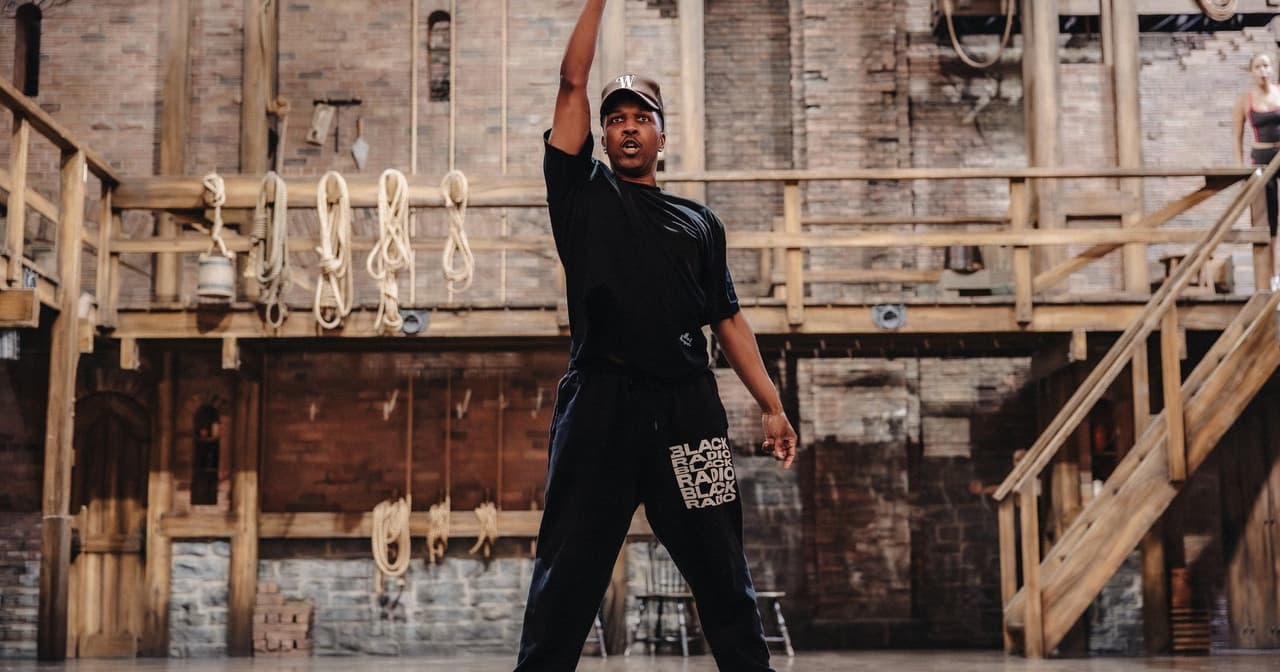 Leslie Odom, Jr. ensayando para Hamilton en el Victoria Palace Theatre
