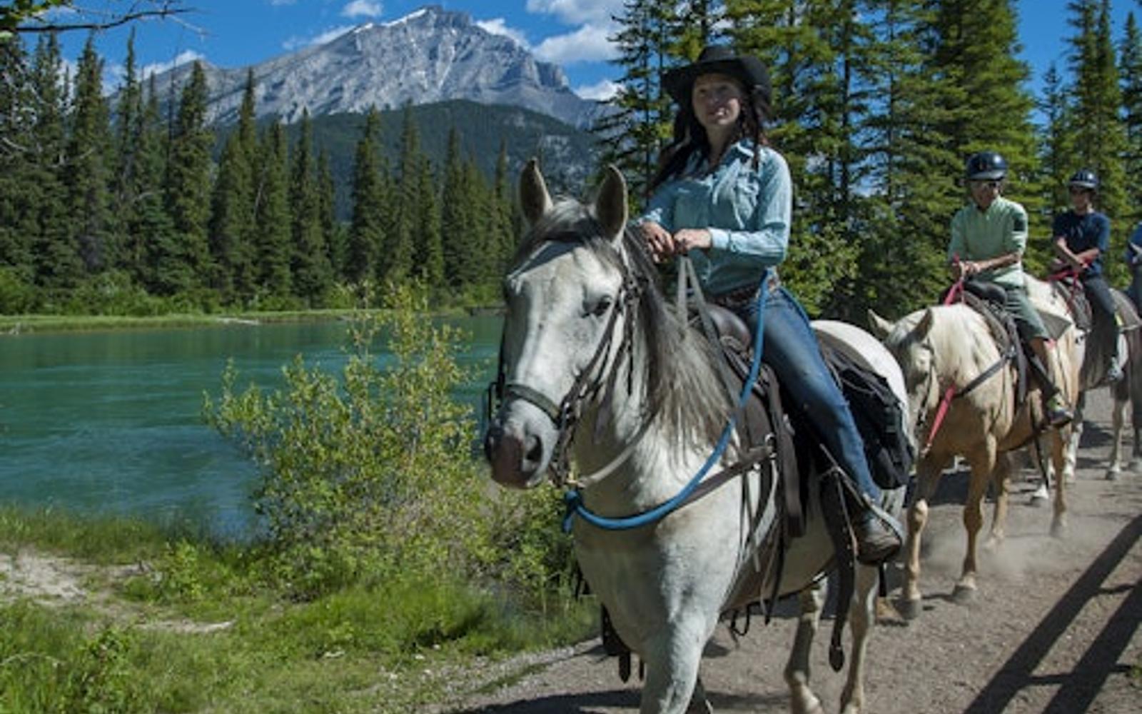 Passeig a cavall per Bow River des de Banff