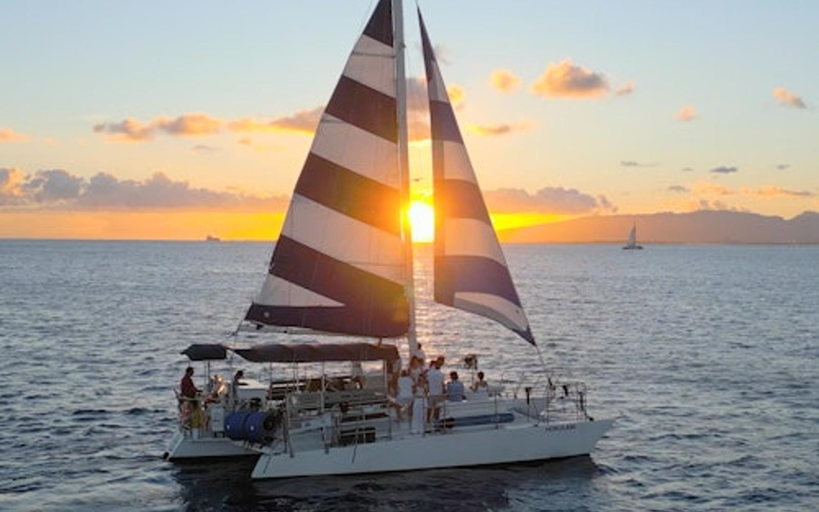 Waikiki: Sunset Sailing Tour with Swim