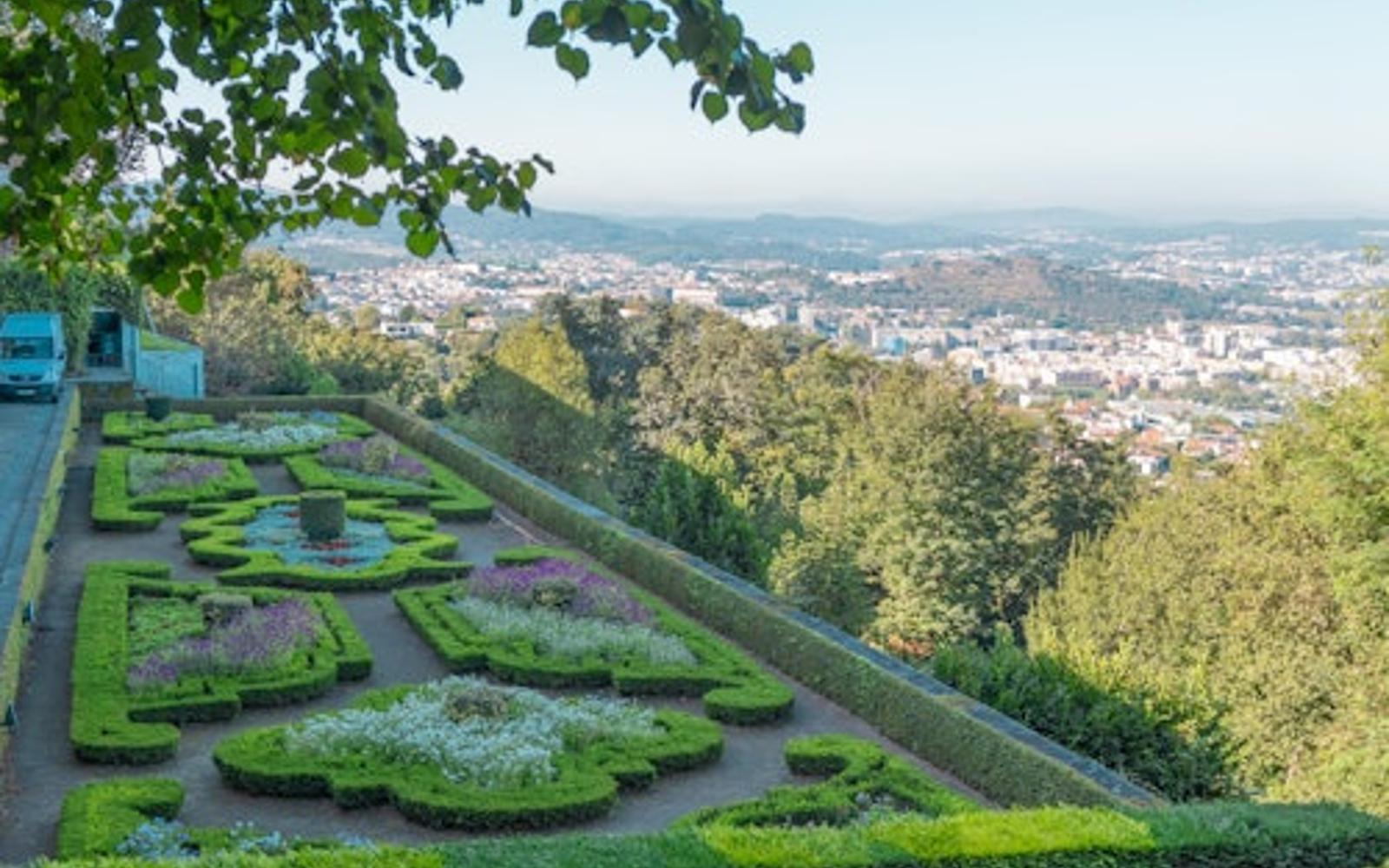 Braga & Guimarães: Small Group Guided Tour + Transfer from Porto