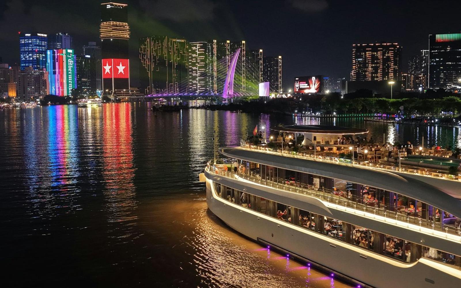 Saigon River: Dinner Cruise + Drinks tickets at Ho Chi Minh City Cruises & Boat Tours, هو چی مین سیتی