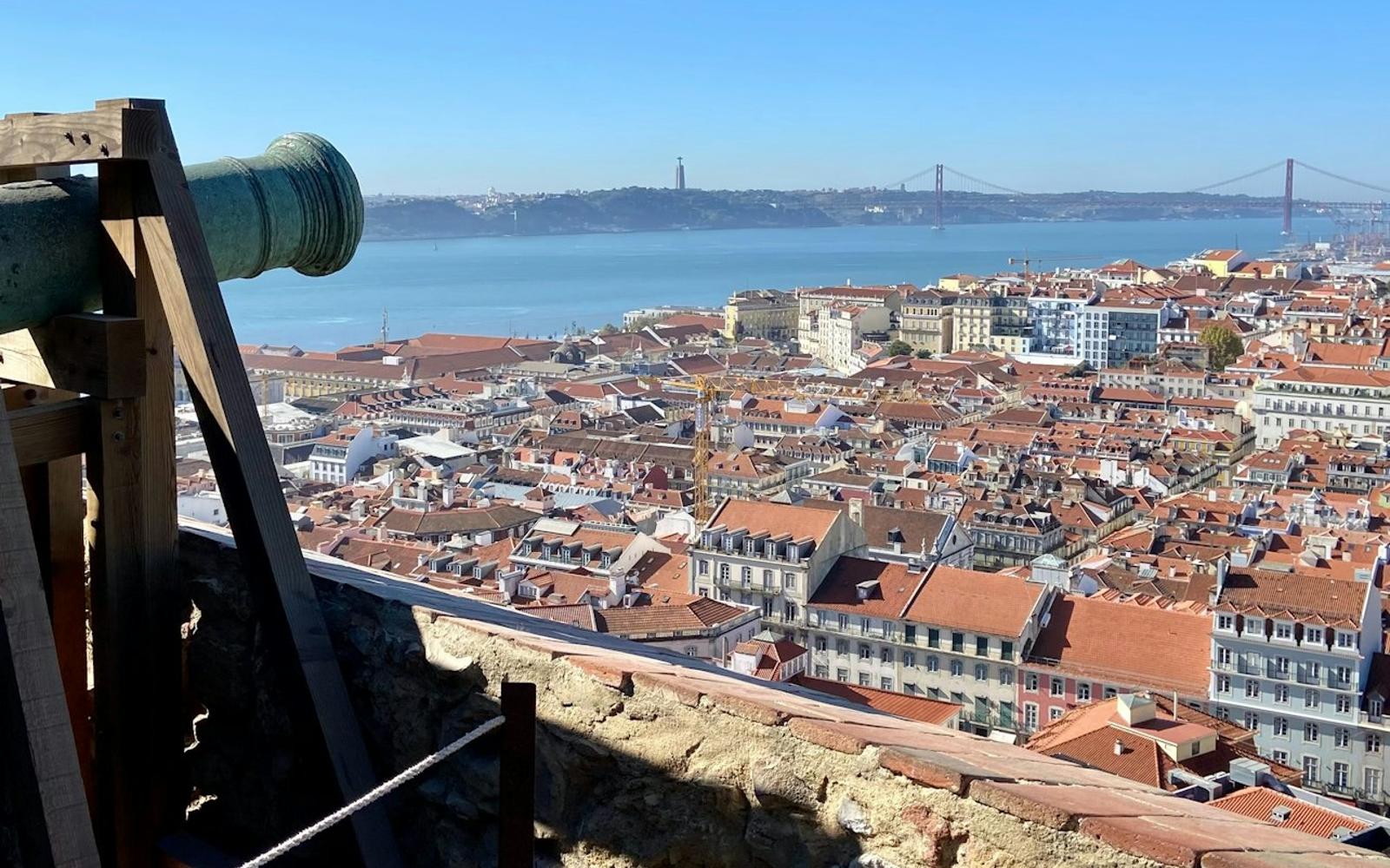 Lisbon: Guided Walking Tour + São Jorge Castle Visit