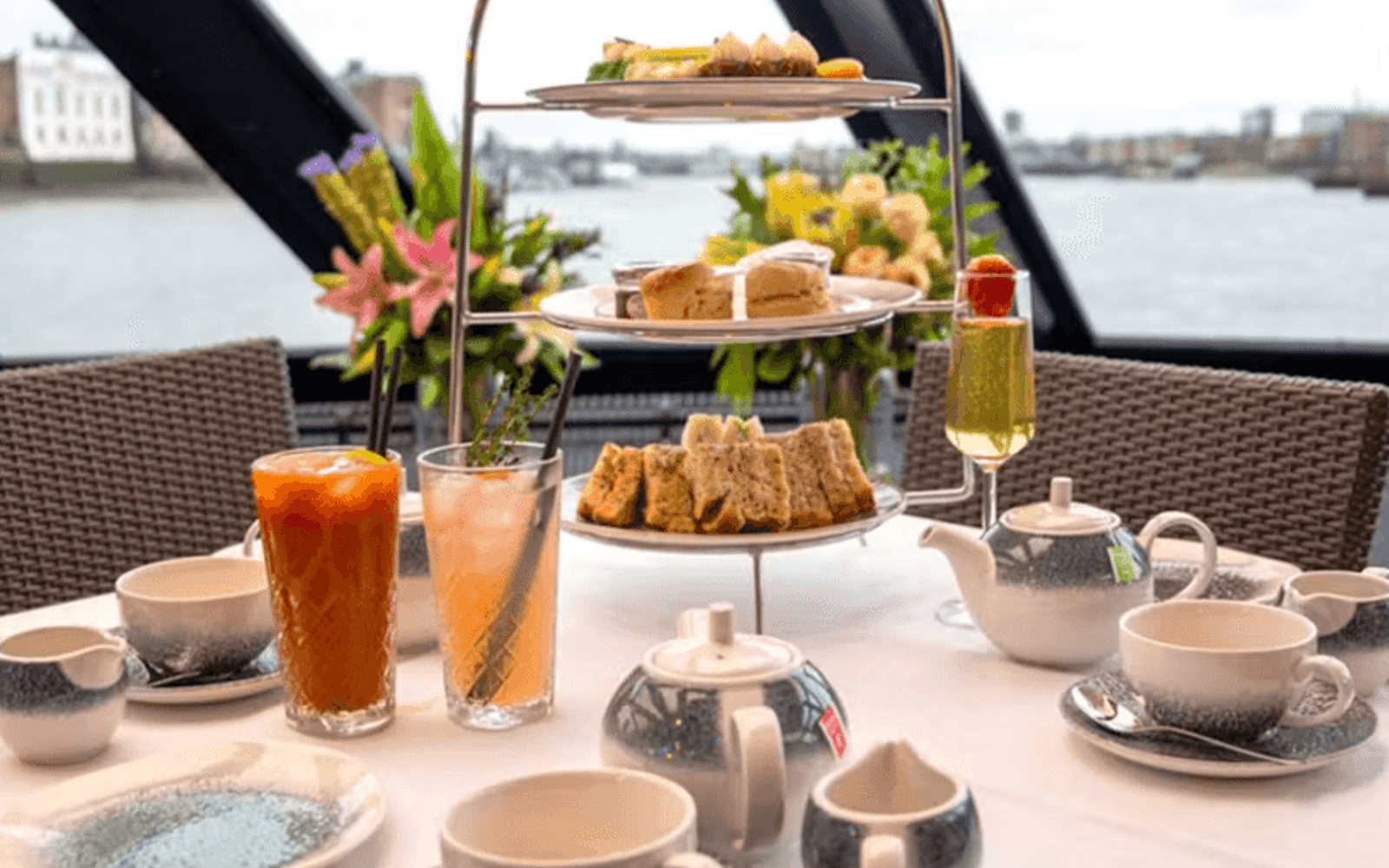 گشت‌وگذار عصرگاهی رودخانه تیمز با چای و اسکون tickets at Tower Pier, London