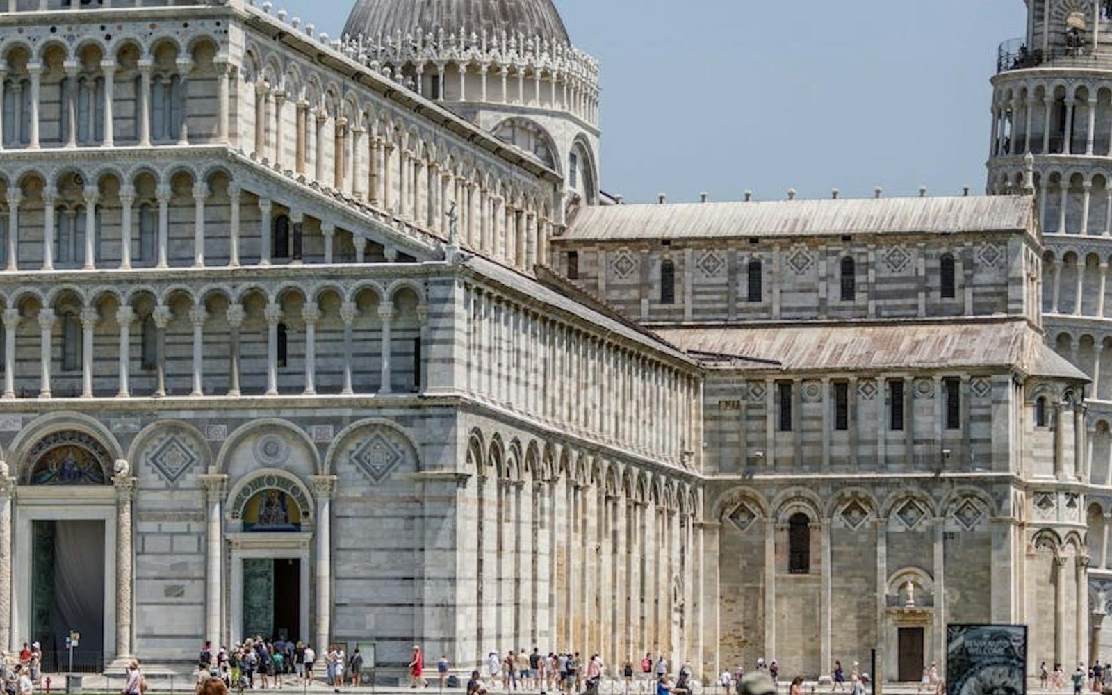 Pisa: Multilingual Audio Guide App Walking Tour with Live Guide