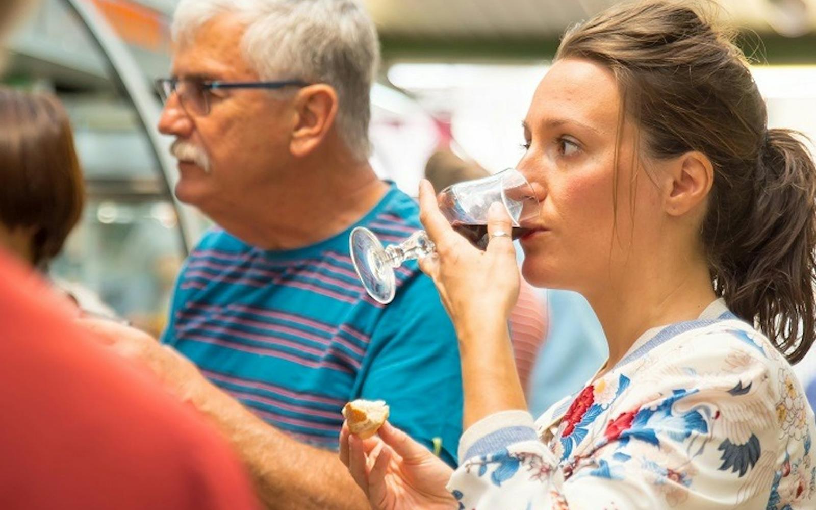 Paris: Marché d'Aligre Guided Walking Food Tour