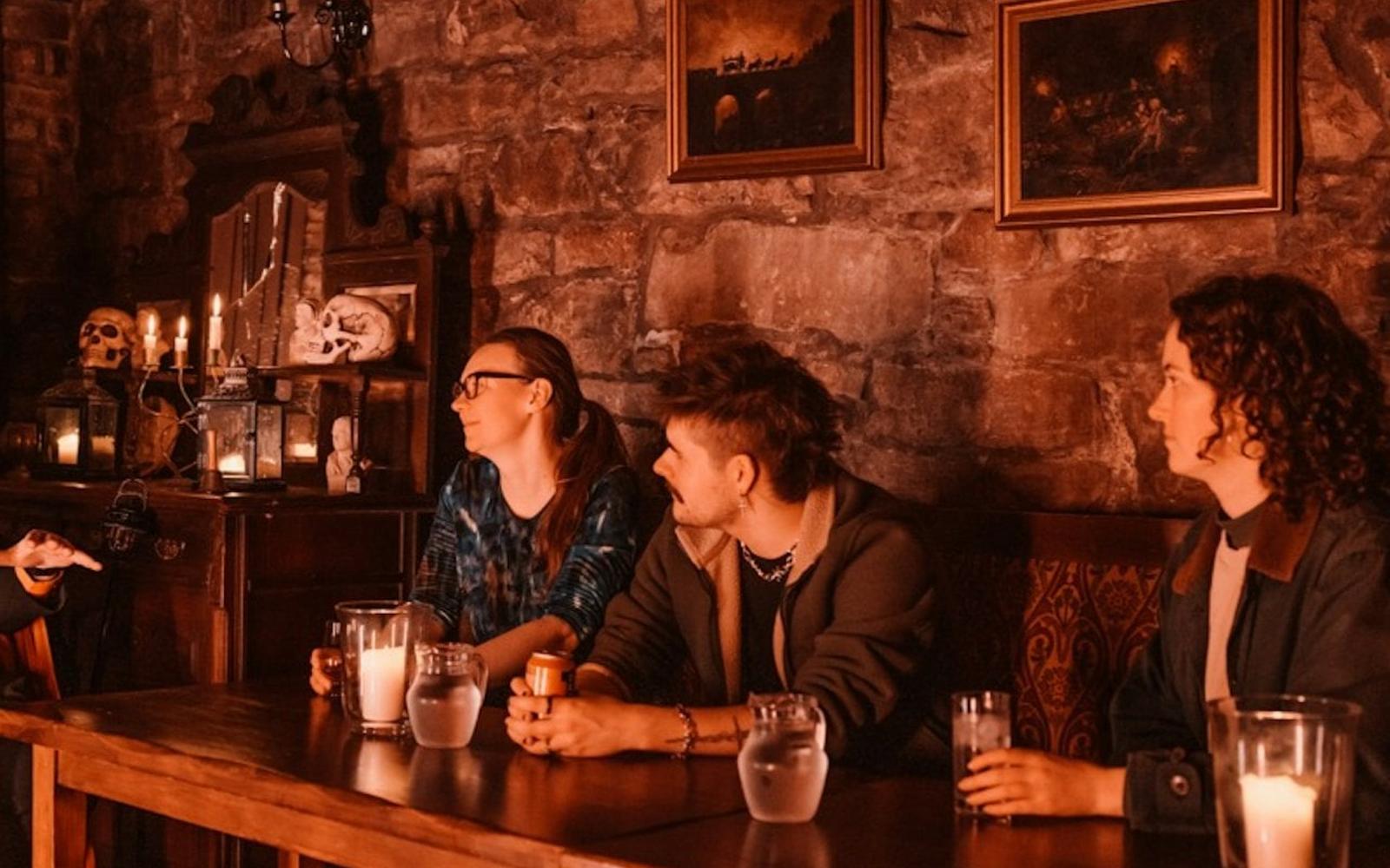 Edinburgh: Evening Ghosts & Ghouls Guided Tour + Drink