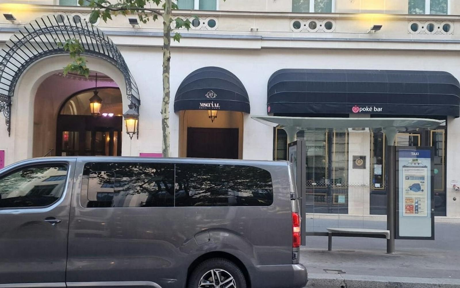 Paris: Private Shuttle Transfer from CDG Airport to Hotel