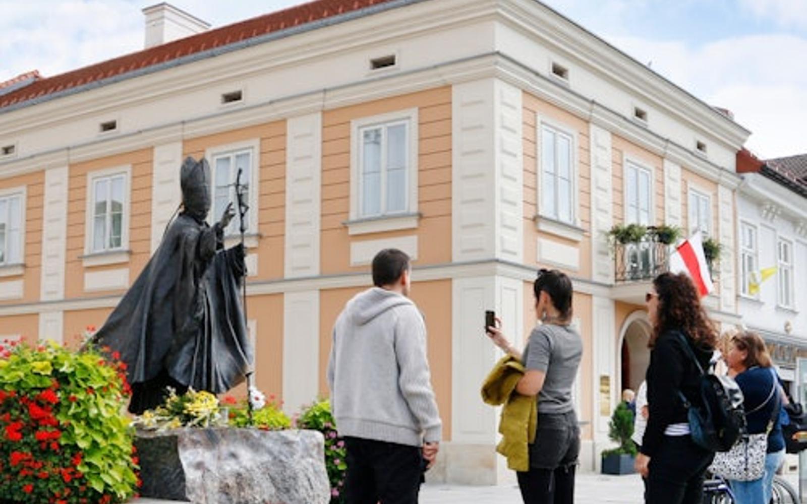 سفر یک روزه از کراکوف به وادووویتسه و چنستوهوا: بازدید از موزه یوحنا پل دوم tickets, Krakow