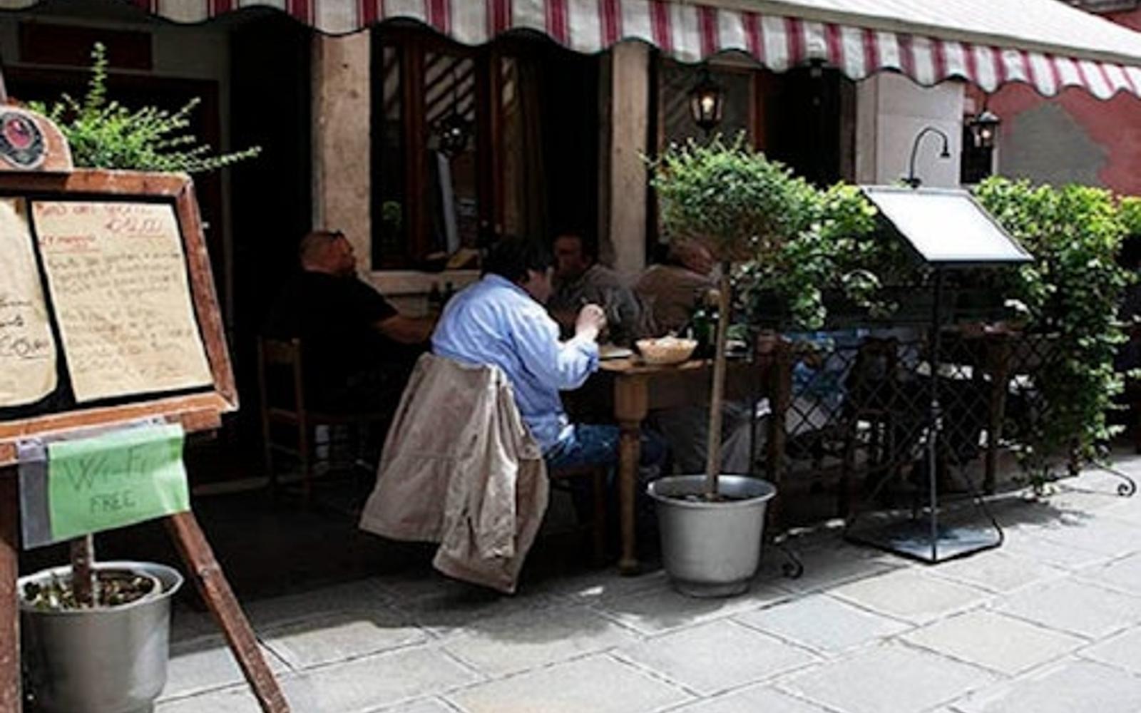 Venice: Dinner at a Venetian Restaurant in Cannaregio District
