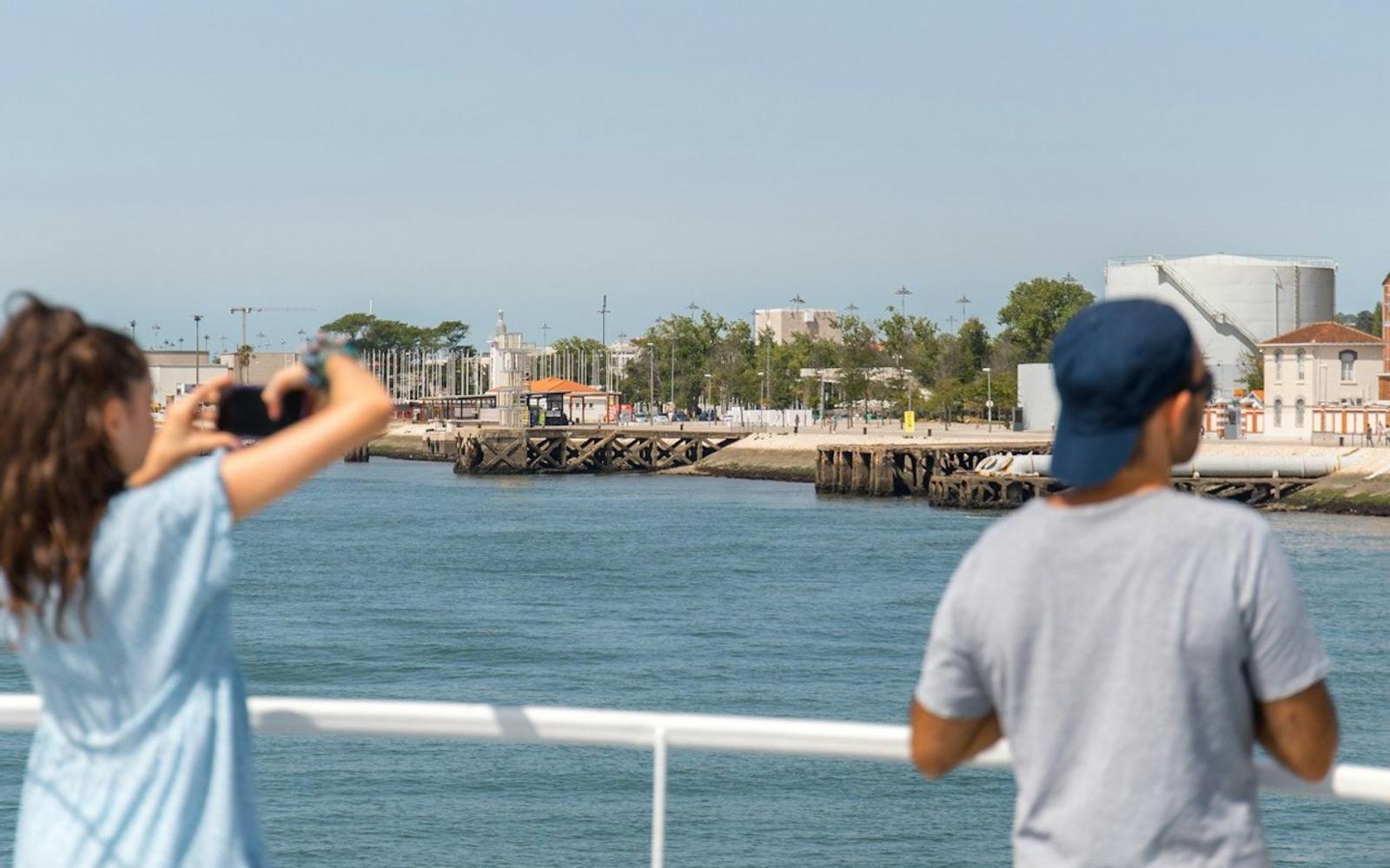 Lisbon: Tagus River Boat Tour + Drink tickets at Lisbon Cruises, Lisbon