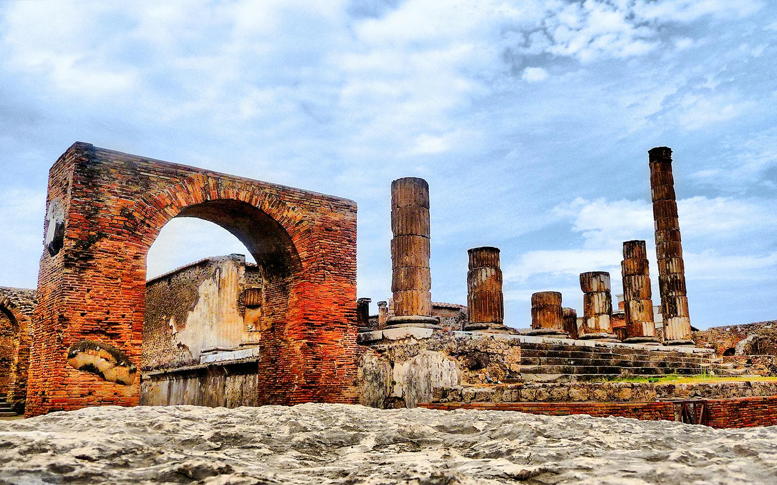 From Naples: Pompeii Guided Tour with Transfers