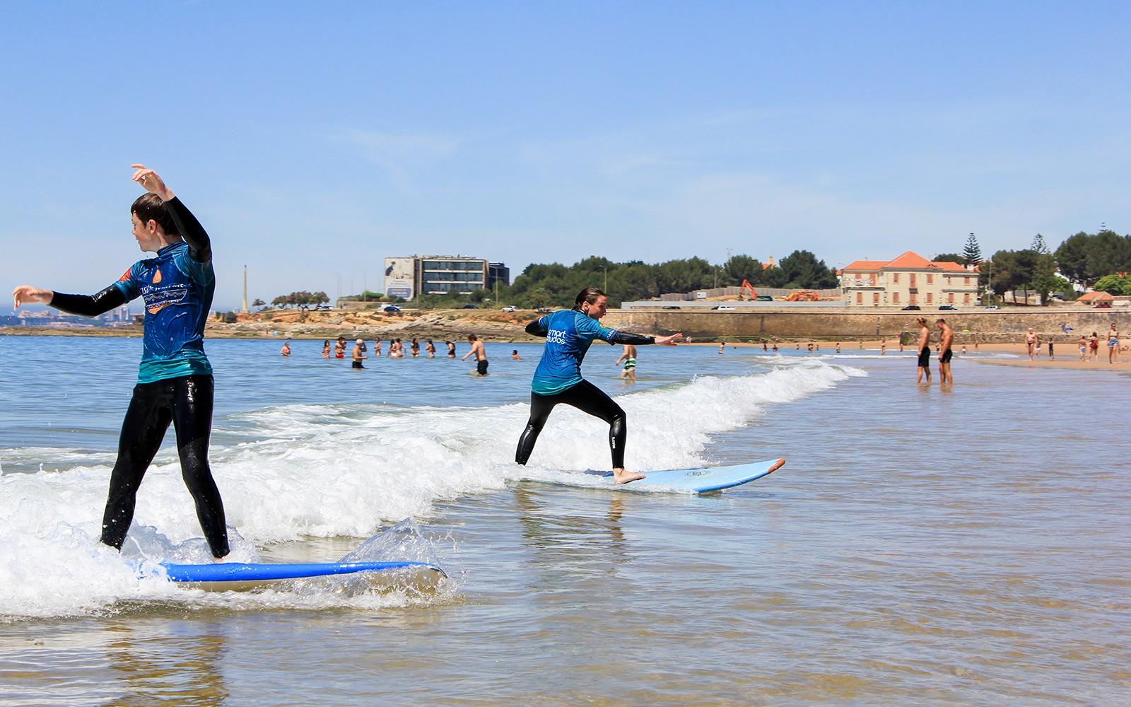 Lezione di Surf di Gruppo di 2 Ore presso la Spiaggia di Carcavelos tickets at Lisbon Surfaris - Surf School, Lisbona & Sintra