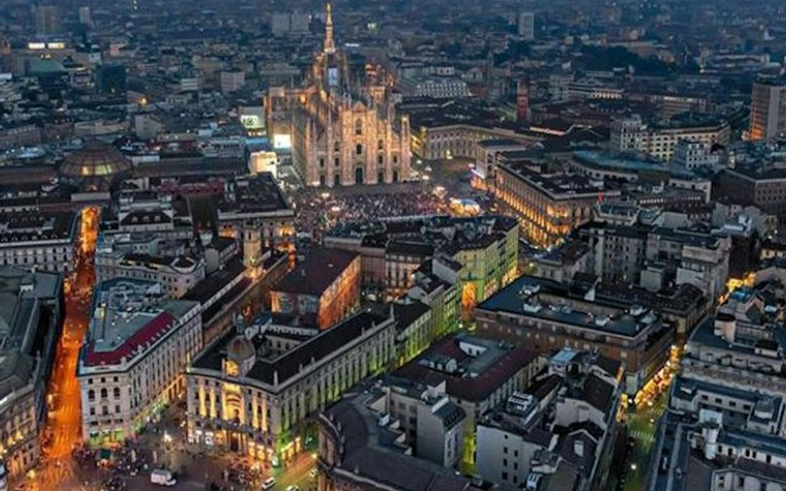 Milan: Small-Group Night Walking Tour