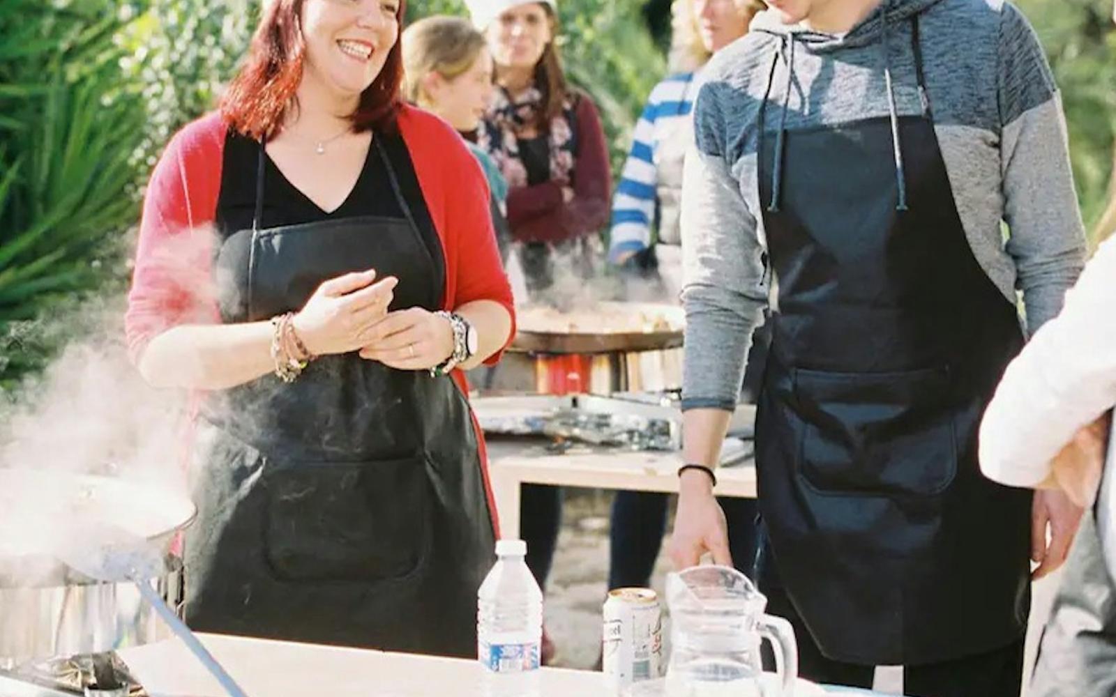 Valencia: Guided Paella Cooking Class + Drinks
