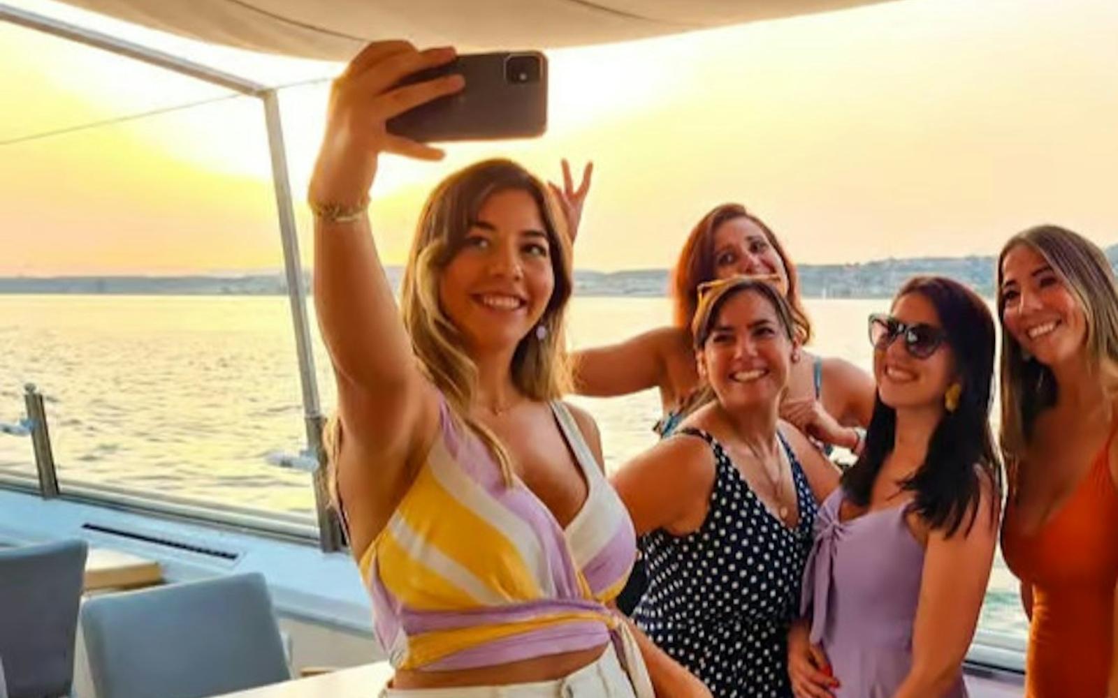 Lisbon: Tagus River Sunset Cruise + Drink tickets at Lisbon Cruises, Lisbon