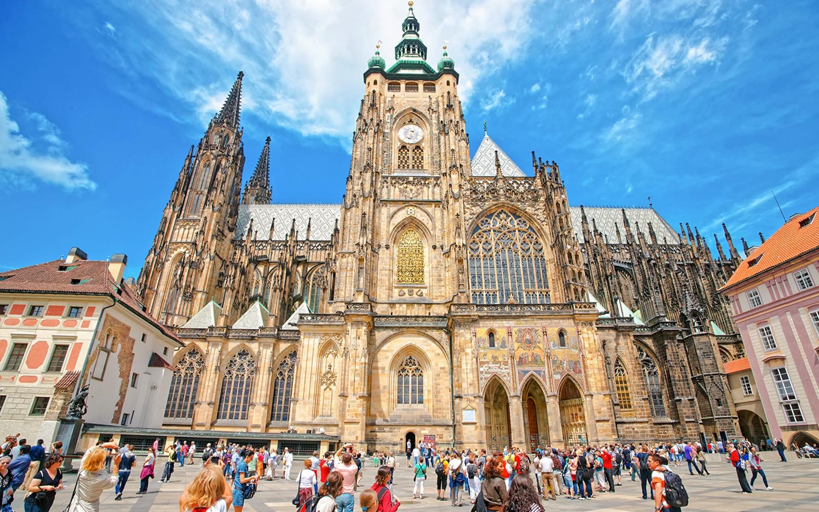 Prague Castle Guided Tour with One-Way Bus Transfer
