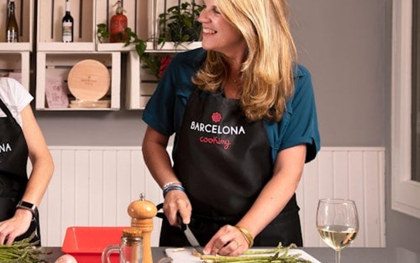Barcelona: Premium Tapas & Paella Cooking Class