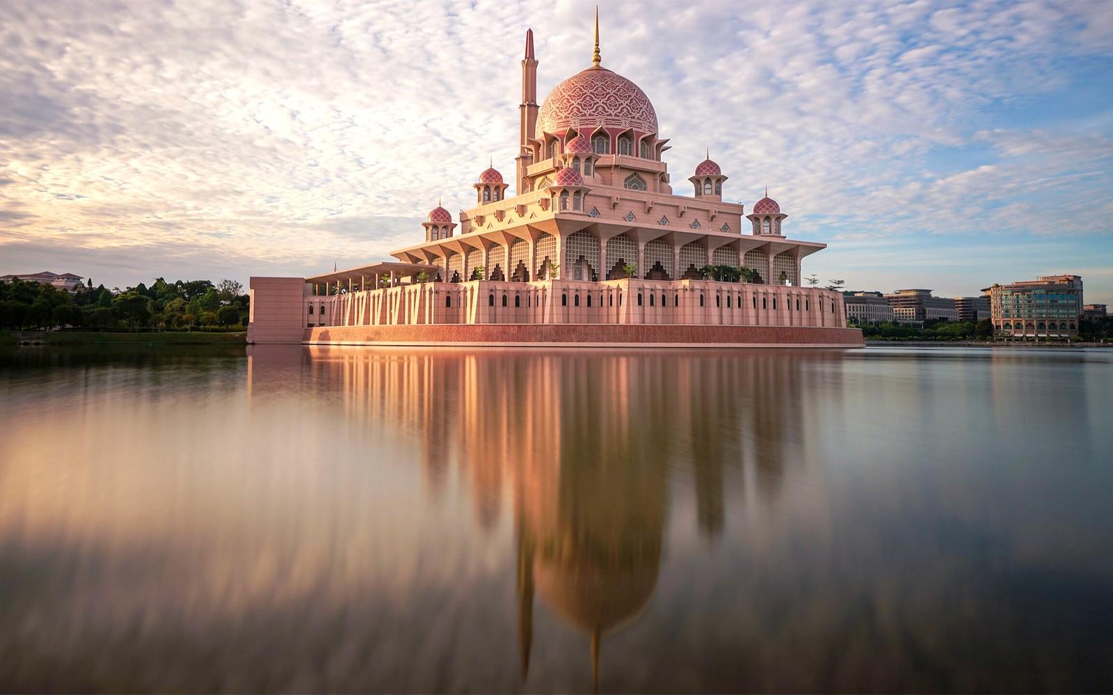 From Kuala Lumpur: Private Day Tour of Batu Caves, Kuala Lumpur City & FireFlies Watching with Transfers