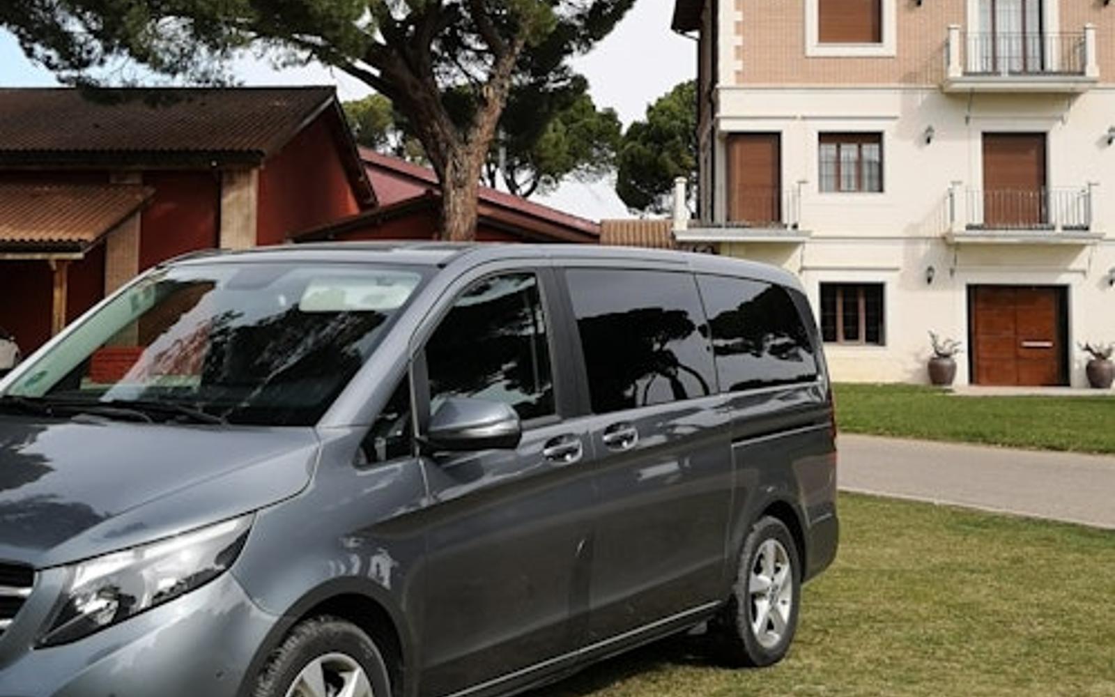 مادرید: ترانسفر خصوصی فرودگاه باراخاس با خودروی مرسدس tickets, Madrid