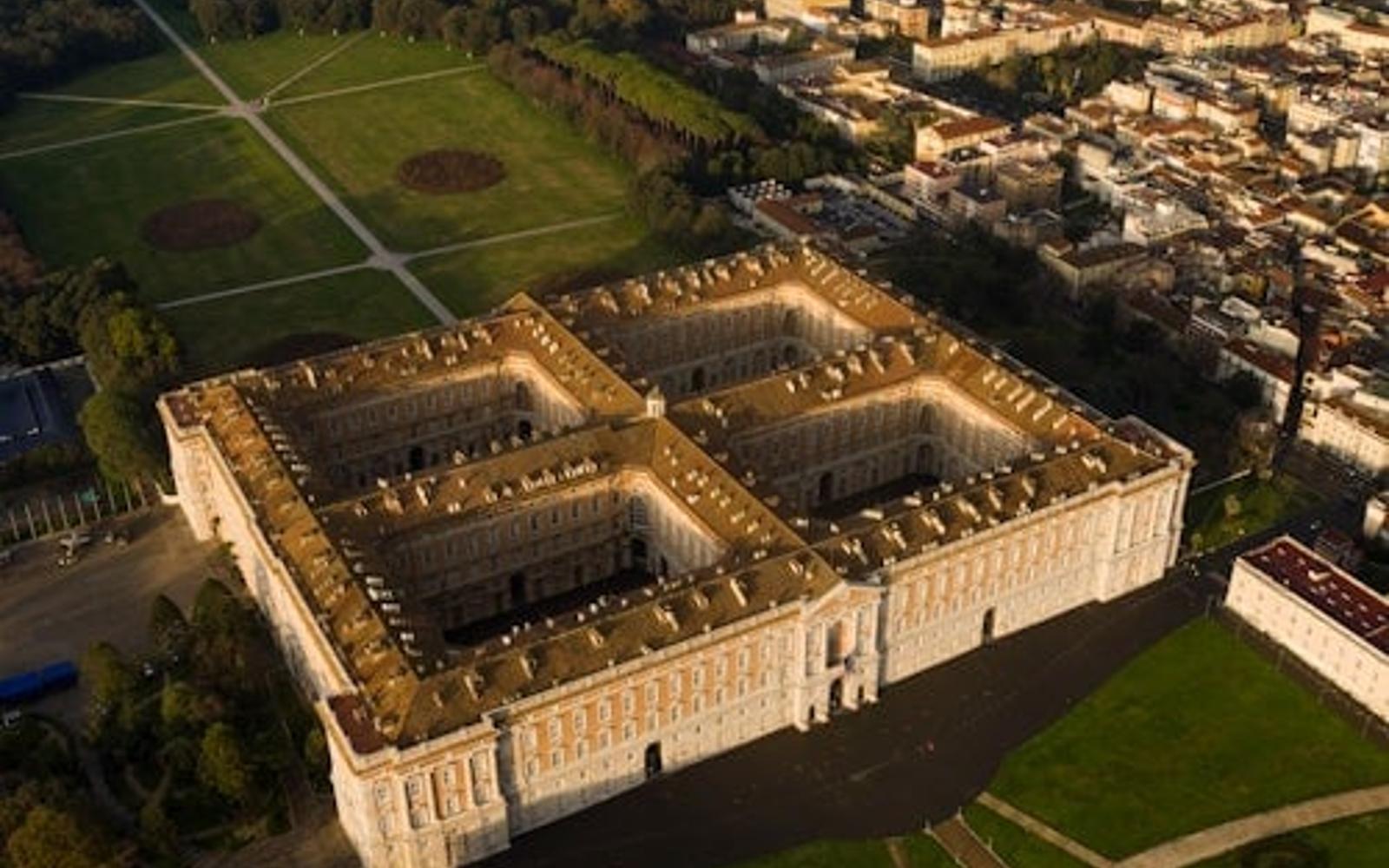 Royal Palace of Caserta: Guided Tour + Roundtrip from Naples