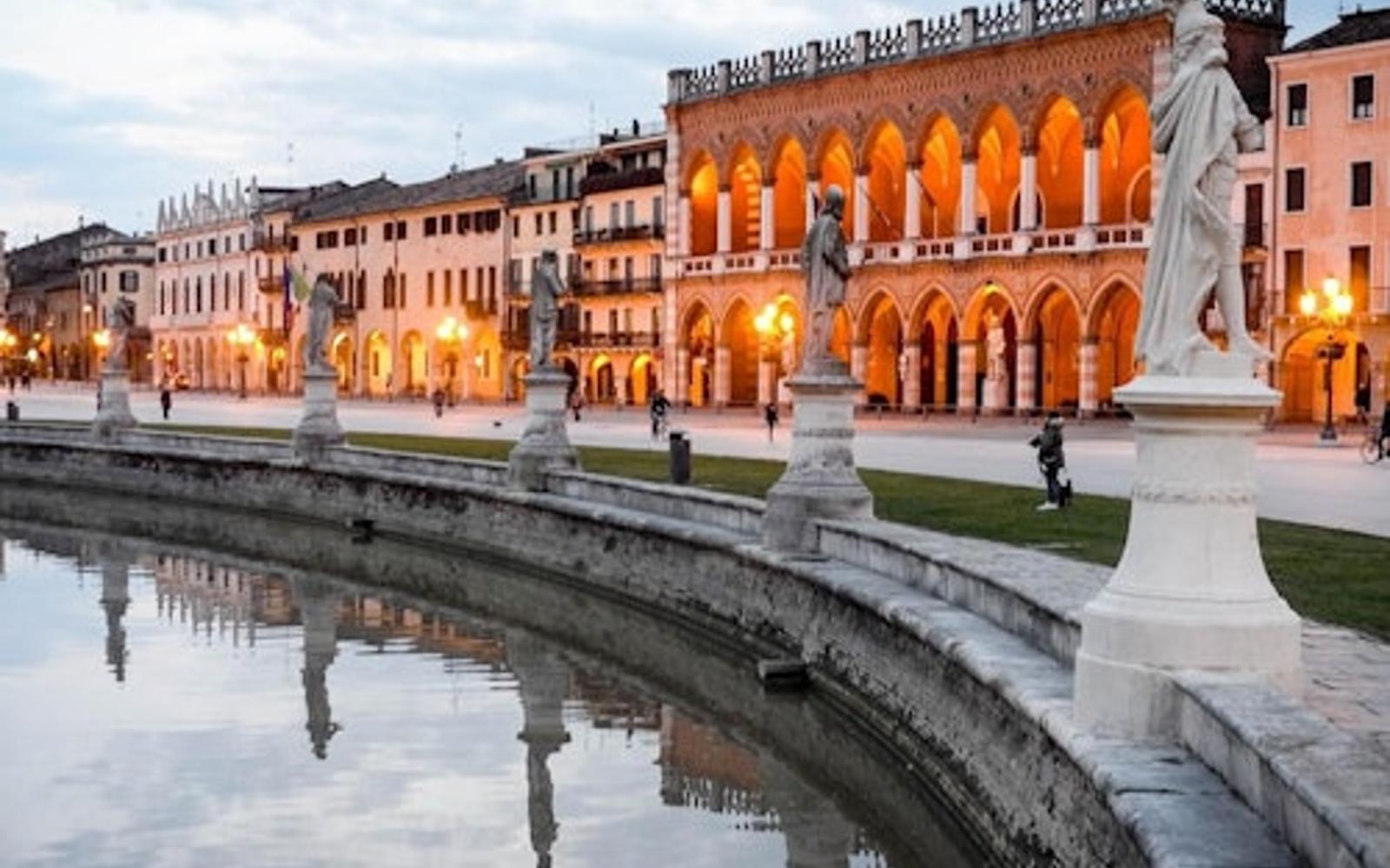 Padua: Guided Tour + Train Transfers from Venice + Botanical Garden Entry tickets at Padua Day Trips from Venice, ونیز