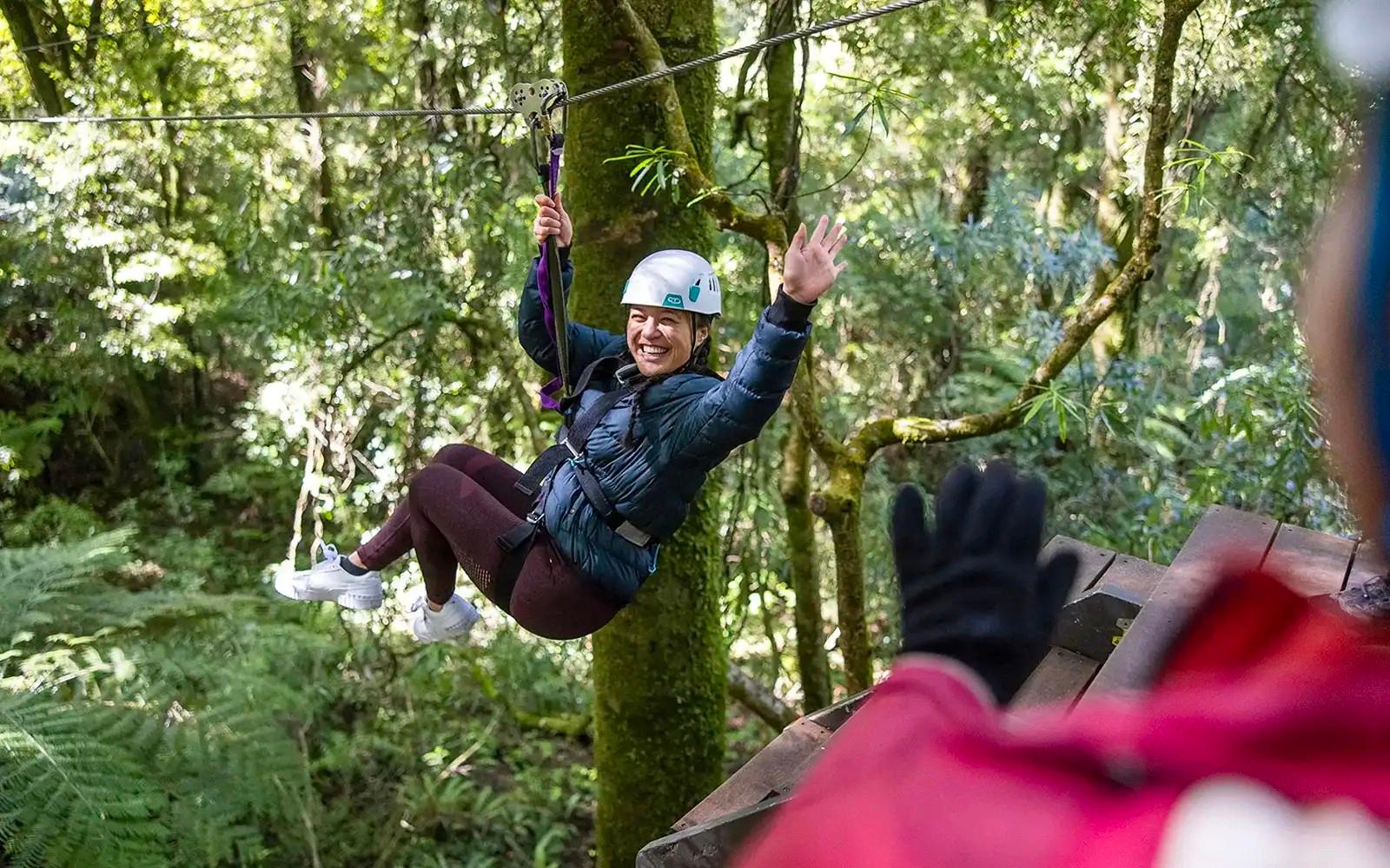 Experiència de tirolina al Bosc de Rotorua