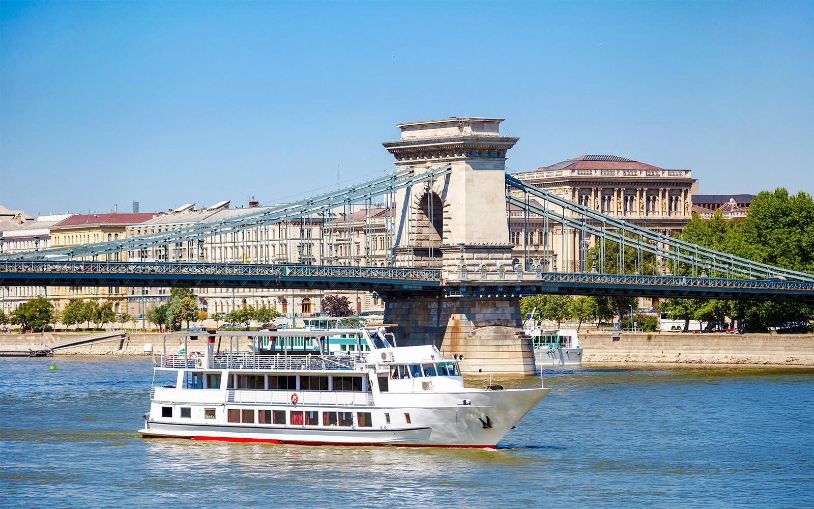 Budapest Danube River Sightseeing Cruise with Drinks