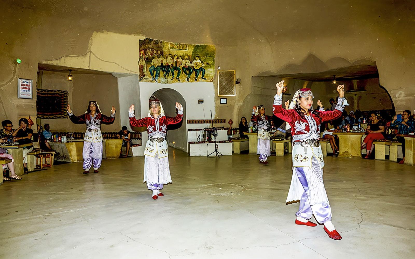 Entrades per a Sopar Turc i Espectacles en un Restaurant Cova a Cappadocia amb Trasllats