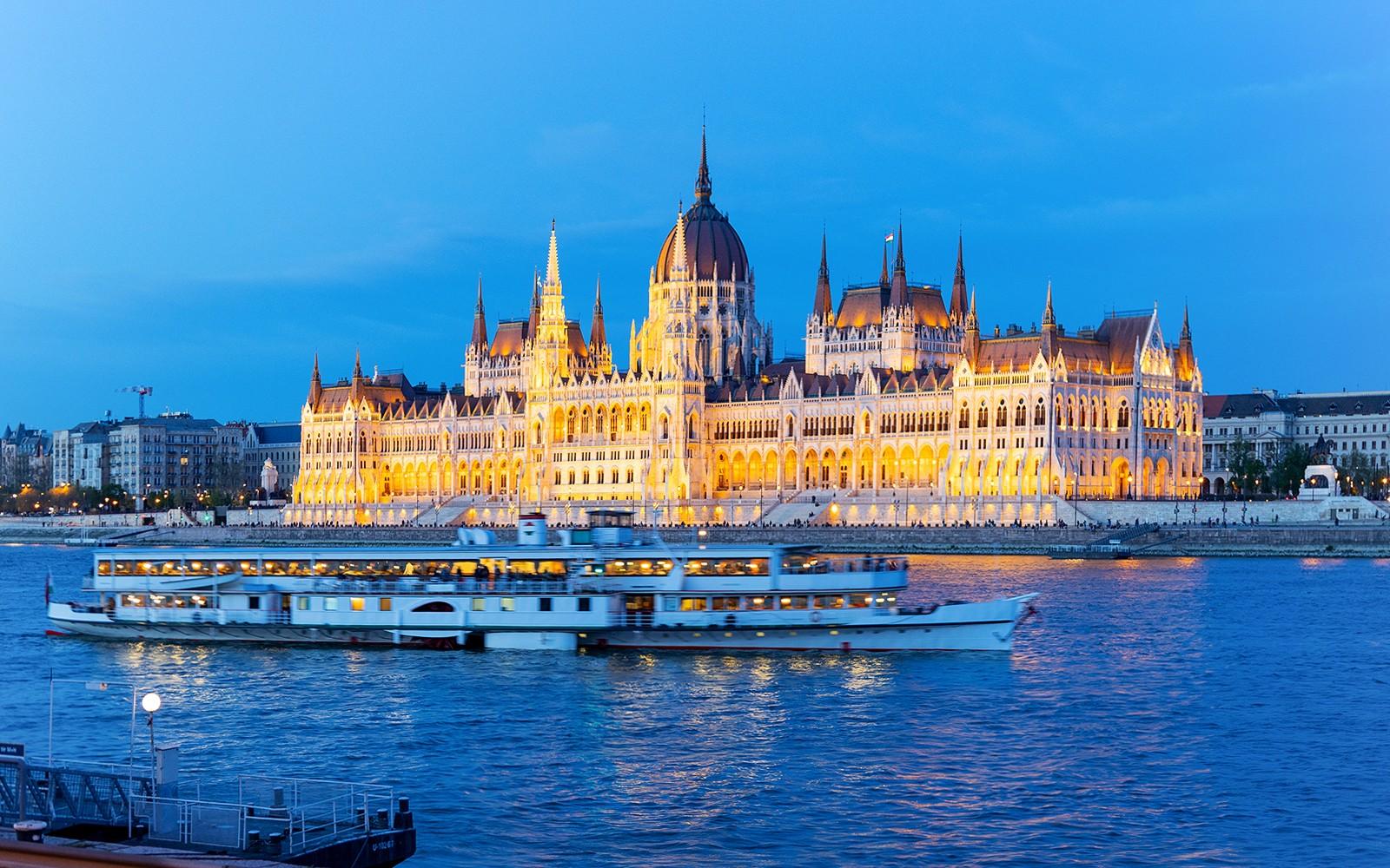 کروز شام ۲.۵ ساعتی بوداپست با نور شمع و موسیقی زنده tickets at Legenda City Cruises, Budapest