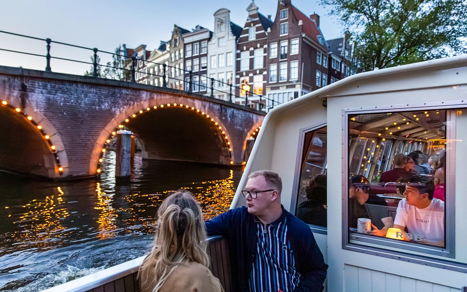 آمستردام: گشت شبانه ۱.۵ ساعته با قایق در کانال‌ها tickets, Amsterdam