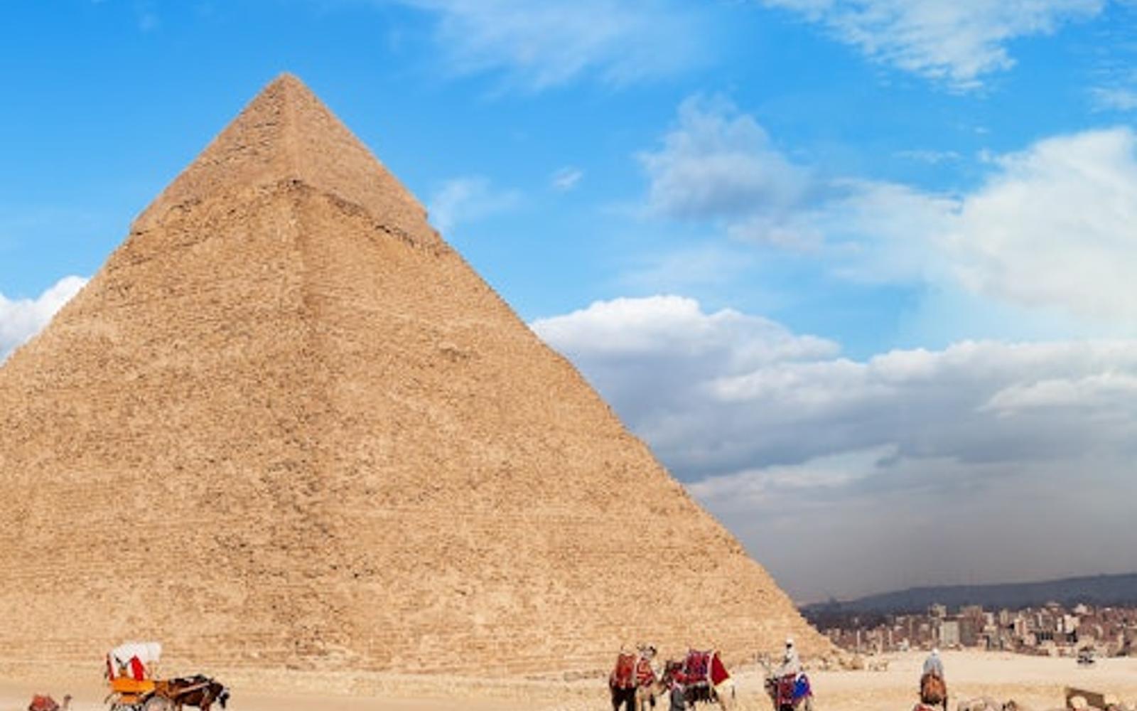 Giza Pyramids, Sphinx & Egyptian Museum: Guided Tour from Hurghada