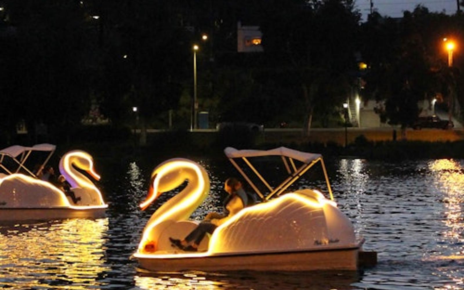 لانگ بیچ: اجاره قایق قو در تالاب رنگین کمان tickets at Rainbow Lagoon, Los Angeles
