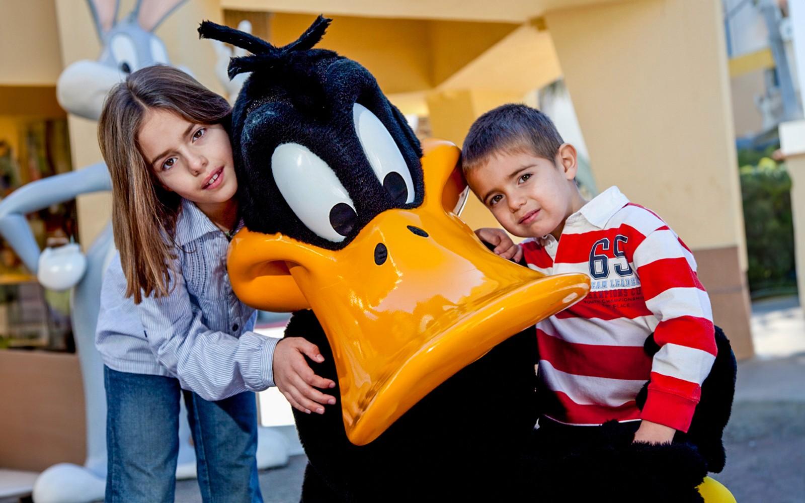 From Madrid: Full-Day Trip to Parque Warner Beach with Round-Trip Transfers
