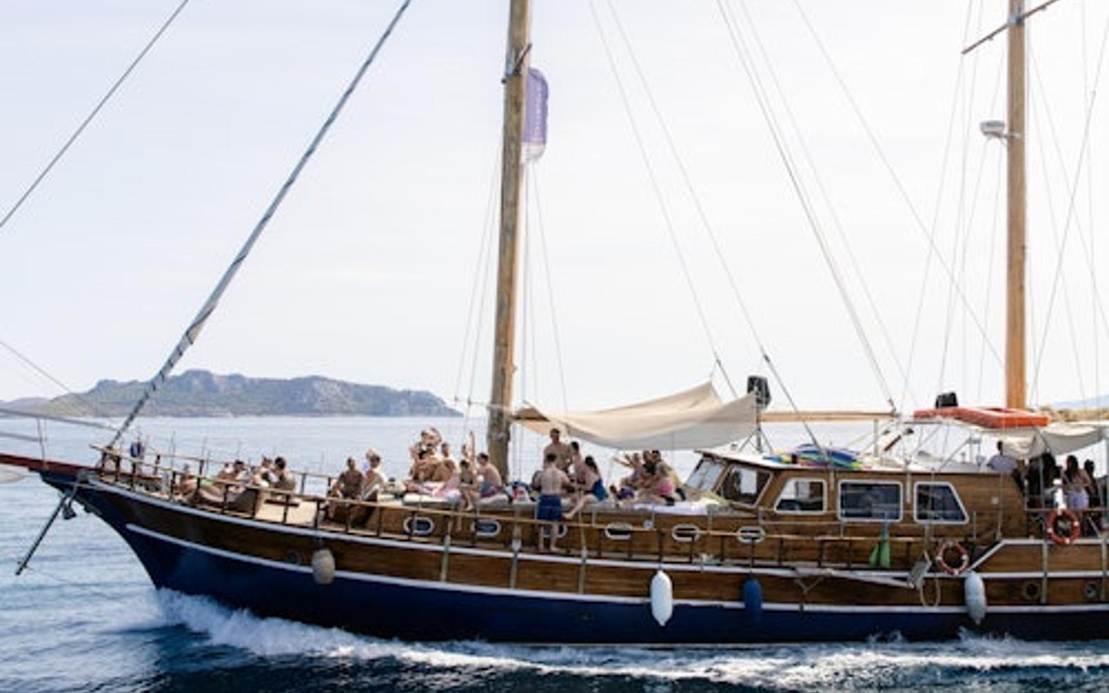 Athens Riviera: Half-Day Cruise with Lunch, Drinks & Swim Stop