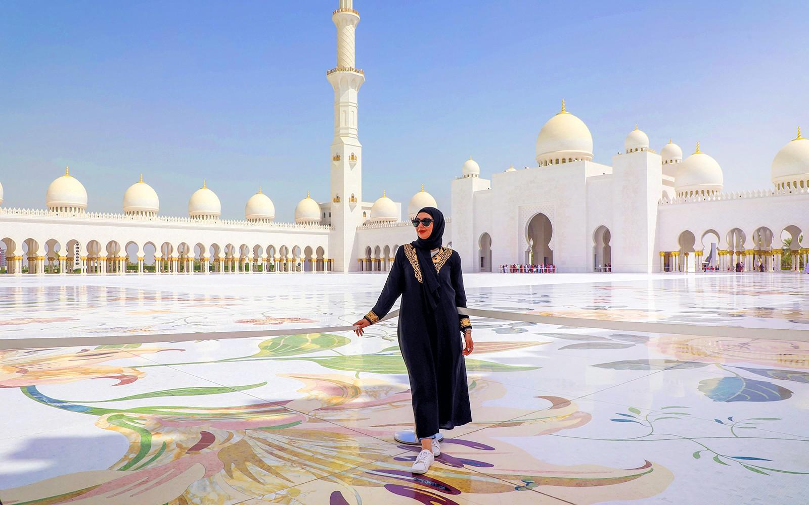 From Dubai: BAPS Hindu Temple & Sheikh Zayed Mosque Full-Day Guided Tour